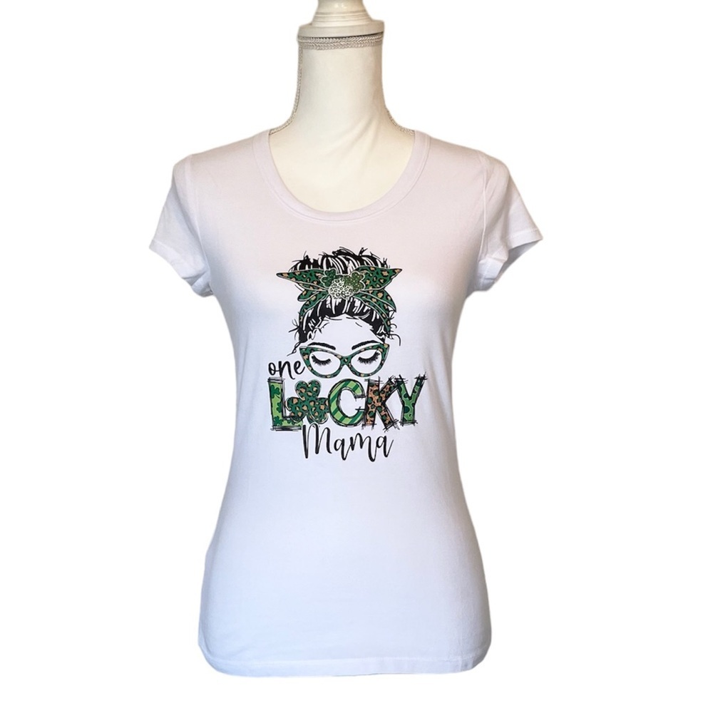 No Boundaries Custom St. Patrick’s Day Lucky Mama Scoop Tee Juniors Small (3-5)
